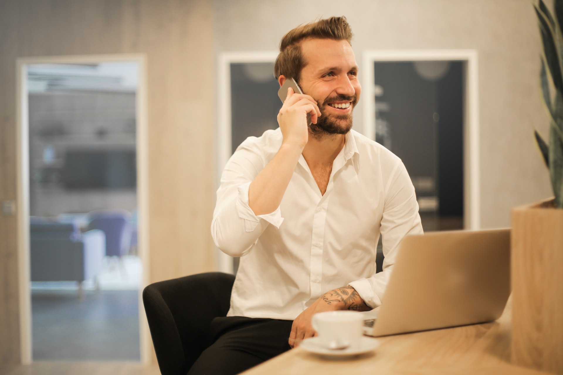 homme ordinateur telephone