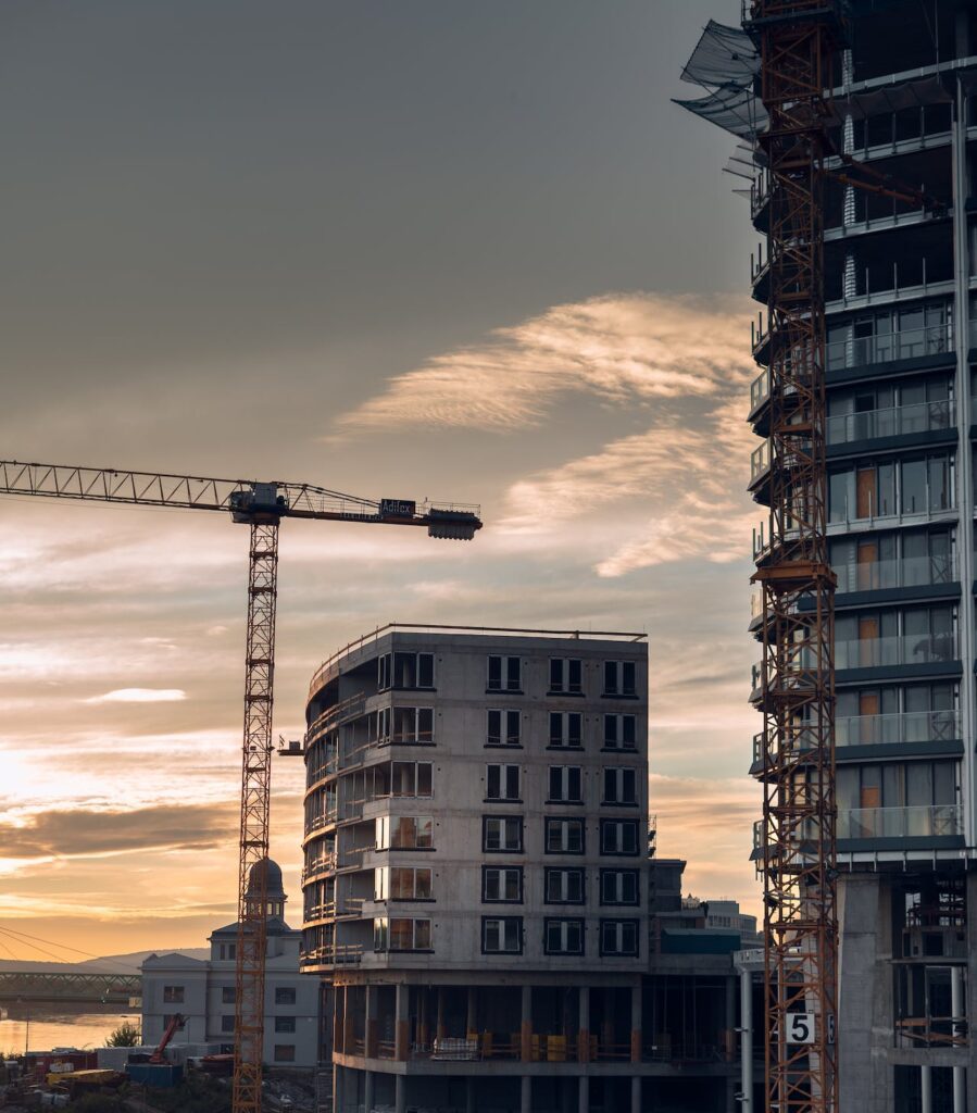 chantier construction coucher soleil