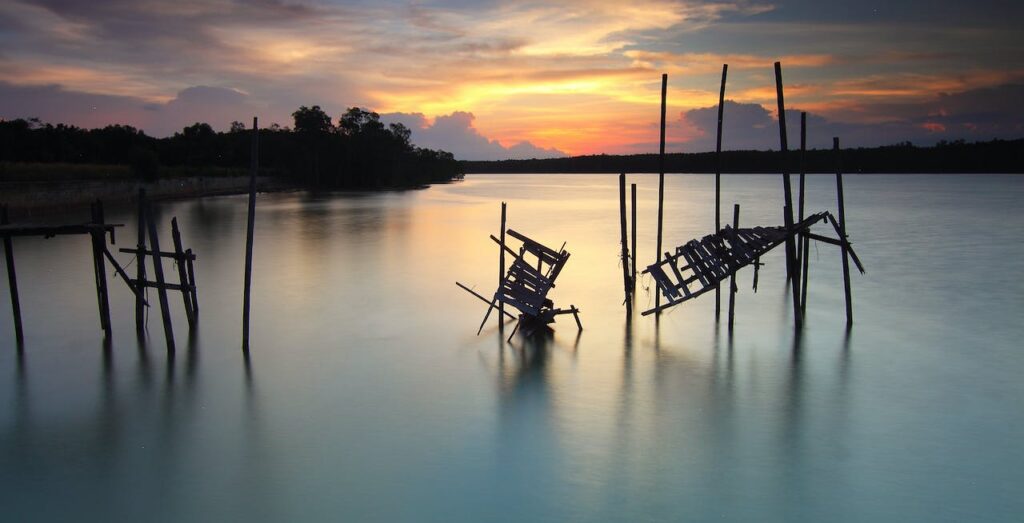 illustration sinistre eaux coucher soleil