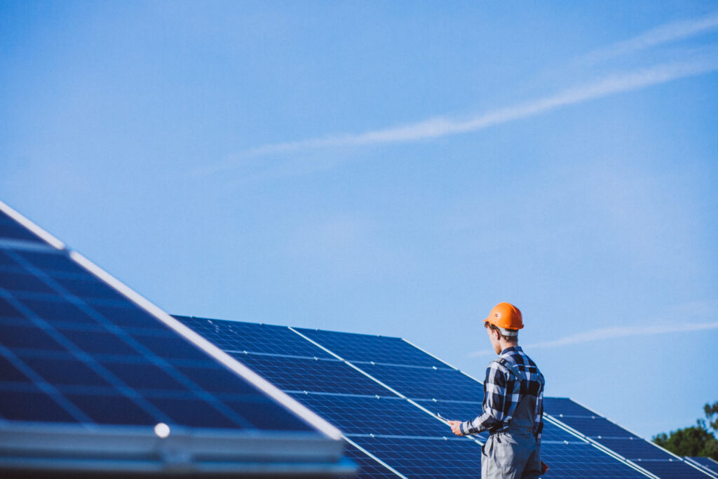 Étude de cas : Réduction des coûts d'assurance pour un installateur de panneaux solaires